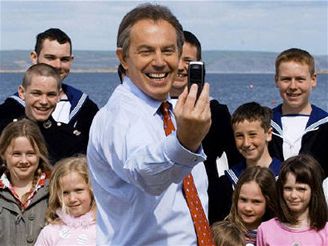 Tony Blair si teprve nedávno poídil mobil