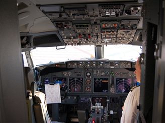 Pohled do kokpitu Boeingu 737