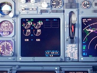 Kontrolky v kokpitu Boeingu 737