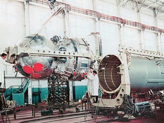 Montáž družice Zenit- 2 v hale kosmodromu Bajkonur