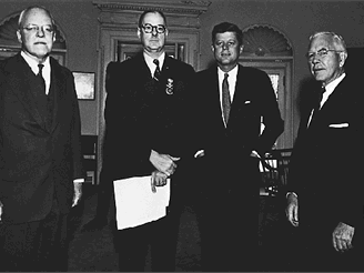 Allan Dulles, Richard Bissell, prezident John Kennedy a editel CIA John McCone v dubnu 1962