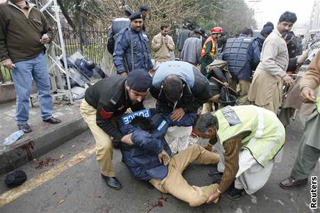 Sebevraedný atentát v pákistánském Láhauru