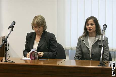 Kamila Velikovská u Vrchního soudu v Olomouci (16.1.2008)