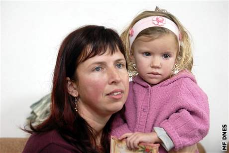 Svatava Bognárová s dcerou Markétkou je pekvapena, e její rodin tenái MF DNES pomohli.