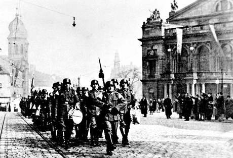 15. bezna 1940 se u píleitosti prvního výroí vzniku protektorátu uskutenila slavnostní vojenská pehlídka jednotek Velkonmecké íe v Plzni.