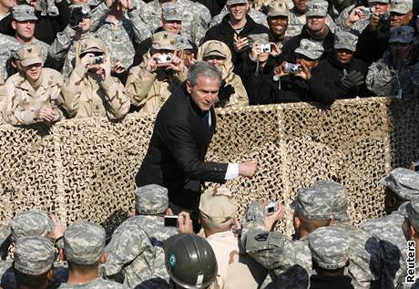 Prezident George Bush na americk vojensk zkladn Arifdan v Kuvajtu.