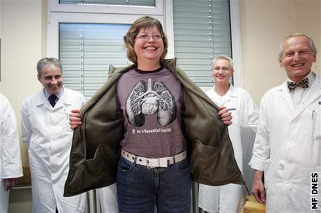Lea Meíová ukázala po nároné operaci smysl pro humor. Vpravo éf chirurg Jan Pirk.