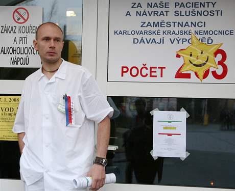 Pedseda Lékaského odborového klubu karlovarské nemocnice Filip Berger bhem hodinové ranní stávky.