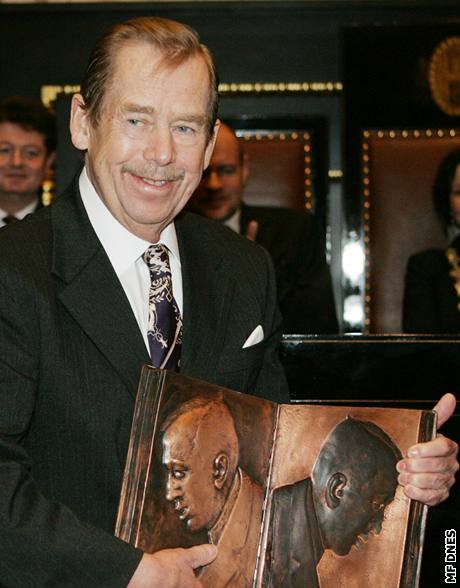 Václav Havel s Cenou Karla apka