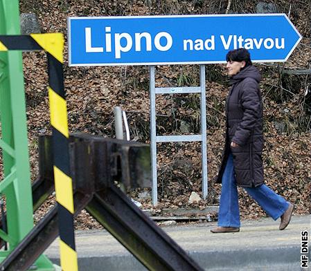 U elektrárny pod hrází v Lipn nyní koleje koní. Do roku 2016 tam ale moná bude ve skále vstupní portál tunelu a vlaky pojedou dál.