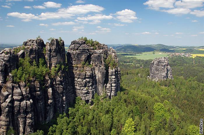 Skalní msto Schrammsteine. Z vyhlídky je úchvatný pohled na skalní ve Hoher Torstein, tyící se nad kaonem Labe.