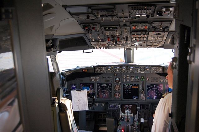 Pohled do kokpitu Boeingu 737