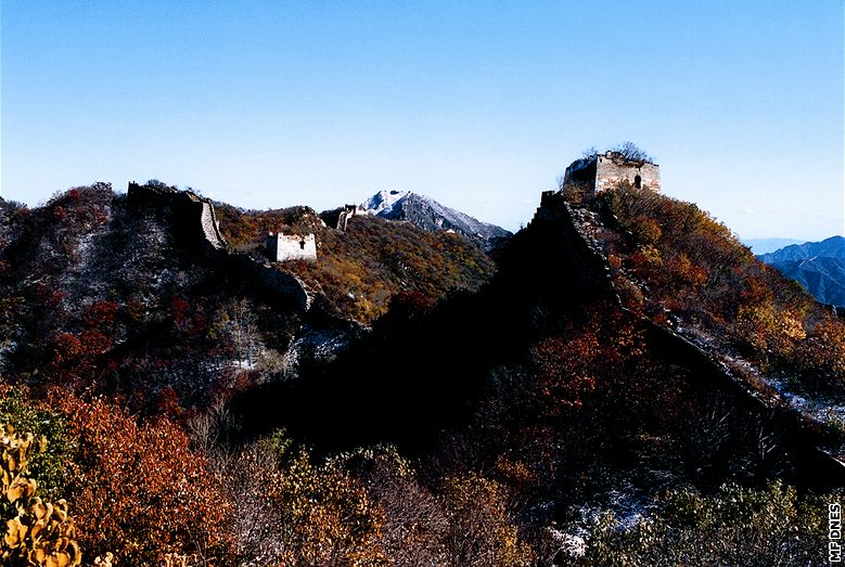 Trosky Velké zdi se táhnou po vysokých kopcích severn od Pekingu. Její ásti pohlcuje divoká píroda, majestátní siluetu vak bude vidt jet za stovky let.