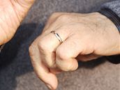 Karel Gott se ped svou vilou na Bertramce pochlubil snubním prstýnkem z bílého zlata. (12. ledna 2008)