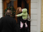 Ivana Macháková s dcerou Charlottou a manelem Karlem Gottem ped vilou na Bertramce po návratu z Las Vegas . (12. ledna 2008)