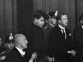 Marinus van der Lubbe (stojící vlevo) ped soudem v roce 1933.