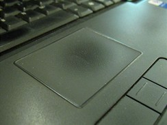 Tmavý touchpad - 6 měsíců používání