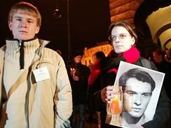 Výročí 35. let od upálení studenta Jana Palacha. Tichý průvod. Jan Palach na fotografii.