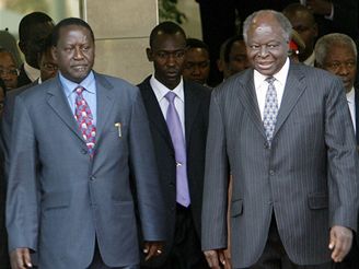Odinga a Kibaki spolu od prosincových voleb pímo nemluvili. Sekundoval jim pi tom Kofi Annan, na fotografii ukrytý vpravo