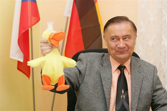 Senátor Vladimír Dryml, který je zatím tetím vzadu pi rozhodování SSD, kudy se strana vydá, navrhuje pehodnotit Bohumínské usnesení zakazující stran vládnout s komunisty.