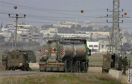 Kamion s palivem pro pásmo Gazy