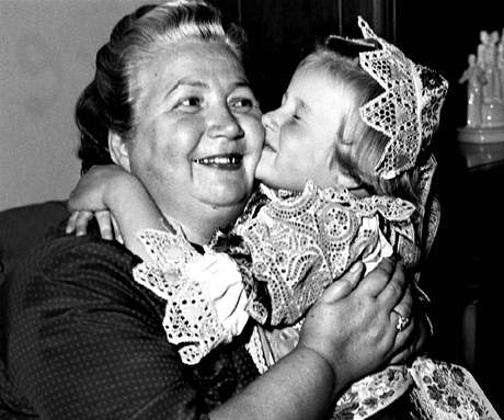 S vnučkou. Marta Gottwaldová na snímku z roku 1949.