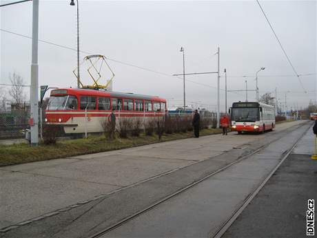 Délka brzdné dráhy pi stejné rychlosti byla u tramvaje 26 metr, autobus zastavil po 12 metrech.