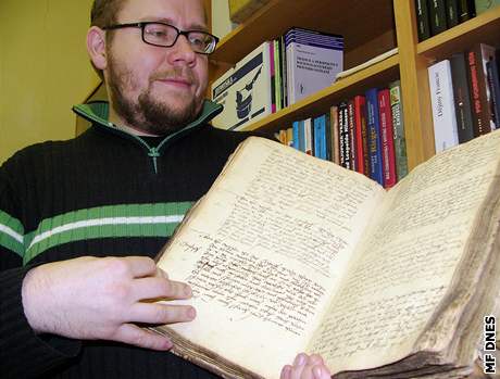 Jan Nmec, editel Státního okresního archivu v Dín, ukazuje opt nalezenou soudní knihu obce Severní.