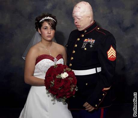 Americký voják Ty Ziegel se v íjnu 2006 oenil s pítelkyní Renee.