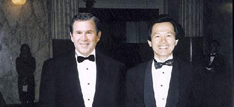 Ho Kjong-jong na falené fotografii s Georgem W. Bushem