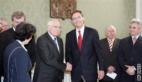 �vejnar sází na to, �e by v tajné volb� mohl n�jaké hlasy z ODS dostat.