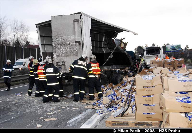 sráka kamionu s autobusem na dálnici D11 (28.1.2008)