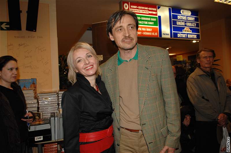 Herci Veronika ilková s Martinem Stropnickým poktili 24. ledna v Praze knihu "2 v 1". 