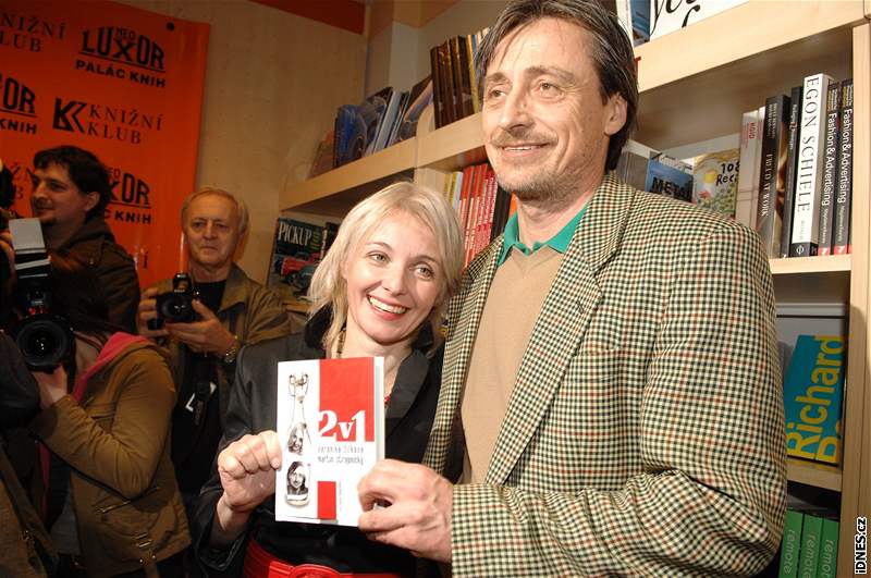 Veronika ilková a Martin Stropnický poktili svou knihu "2 v 1". 