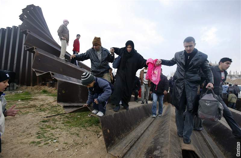 Palestinci vyrazili do Egypta nakupovat základní potraviny, benzin i cigarety. Poté se vracejí zpátky do Gazy.