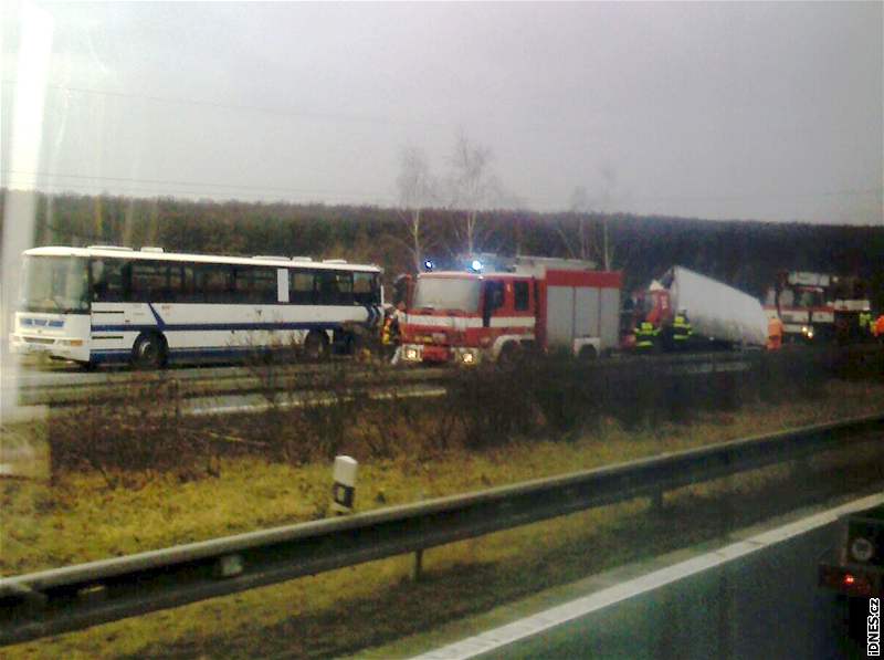 Nehoda autobusu a kamionu zablokovala dálnici D11