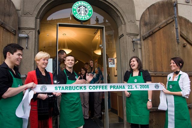 První kavárna Starbucks otevela pro své zákazníky 22. ledna v 9:00.