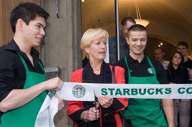 První kavárna Starbucks otevela pro své zákazníky 22. ledna v 9:00.