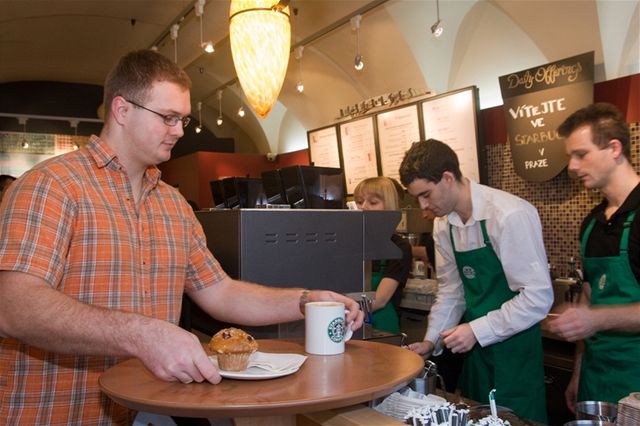 Kavárna Starbucks na Malostranském námstí.