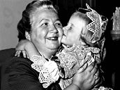 S vnukou. Marta Gottwaldová na snímku z roku 1949.