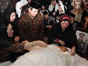 S mrtvým se piel rozlouit i indonéský prezident Susilo Bambang Yudhoyono a Suhartovy dcery.