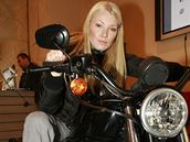 Helena Zeová vyzkouela cenu pro vítzku Rock Girl 2008 - Harley Davidson