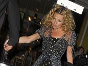 Spoleensky unavená Kate Mossová odchází z hotelu Dorchester, kde oslavila své tyiaticáté narozeniny