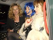 Spoleensky unavená Kate Mossová (vlevo) a její kamarádky ped hotelem Dorchester, kde modelka oslavila své tyiaticáté narozeniny