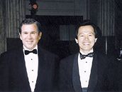 Ho Kjong-jong na falené fotografii s Georgem W. Bushem