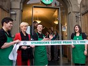 První kavárna Starbucks otevela pro své zákazníky 22. ledna v 9:00.