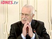 Václav Klaus odpovídá na dotazy senátor