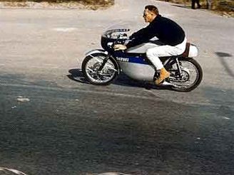 Steve McQueen na motorce