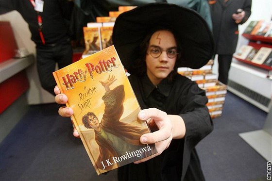 Zájemci o plnoní prodej knihy Harry Potter a relikvie smrti