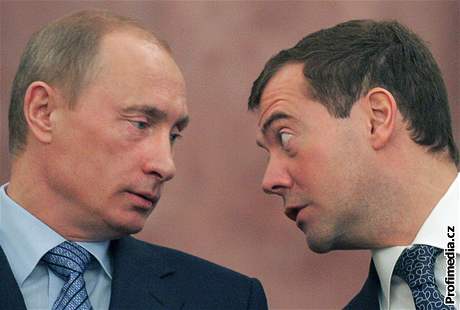 Vladimir Putin a Dimitrij Medvedv. Nyní prezident a první vicepremiér, zanedlouho premiér a prezident.